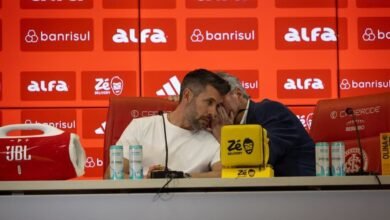 Paulo Pezzolano assumindo o comando do Internacional para liderar o elenco em transformação até 2026