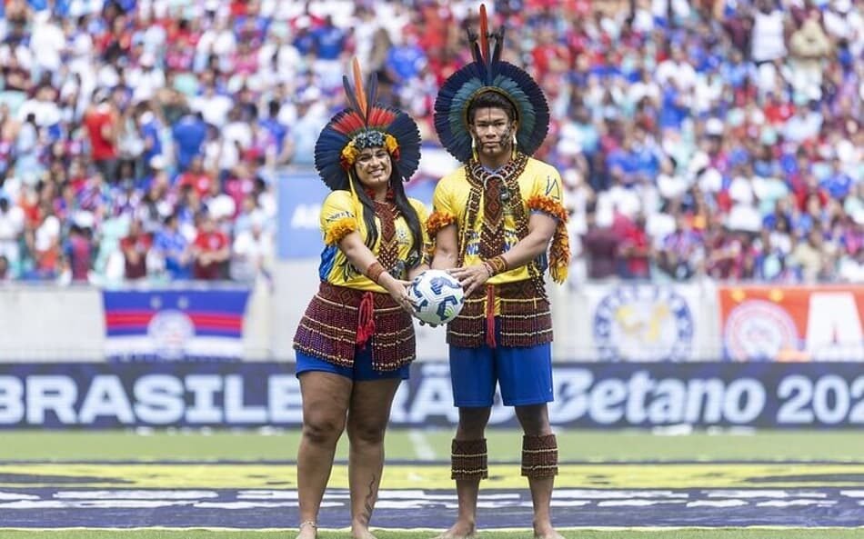 Imagem do evento da última rodada do Brasileirão com destaque para a conscientização ambiental e cultural, envolvendo a participação ativa de povos indígenas.