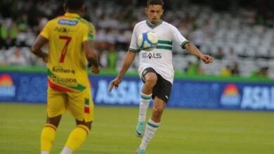 Bernardo, jogador do Coritiba, durante uma partida, comemorando a extensão de seu empréstimo ao Brusque por mais um ano.