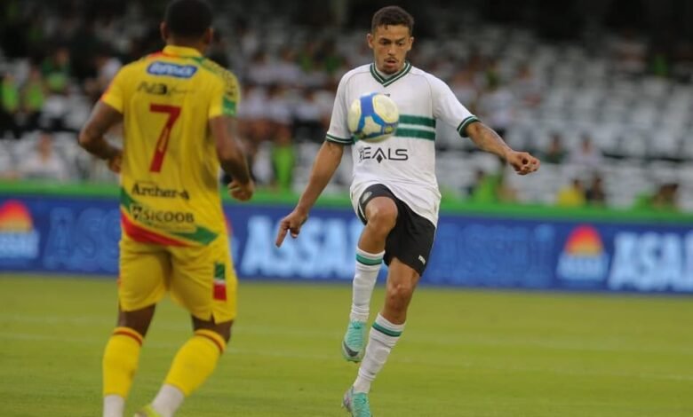 Bernardo, jogador do Coritiba, durante uma partida, comemorando a extensão de seu empréstimo ao Brusque por mais um ano.