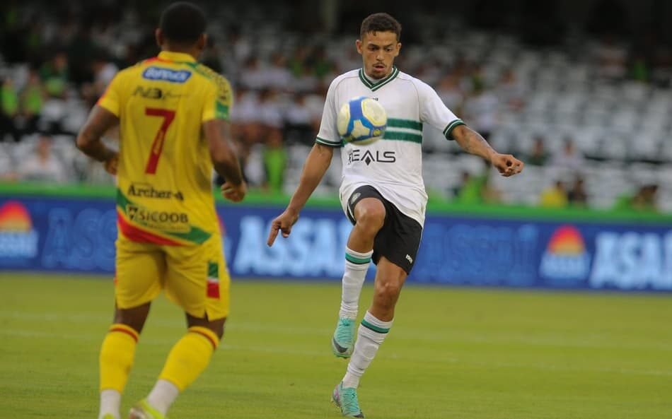 Bernardo, jogador do Coritiba, durante uma partida, comemorando a extensão de seu empréstimo ao Brusque por mais um ano.