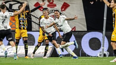 Imagem de jogadores jovens em ação durante a Copinha, a principal vitrine do futebol júnior no Brasil, com destaque para os campeões e curiosidades históricas do torneio.