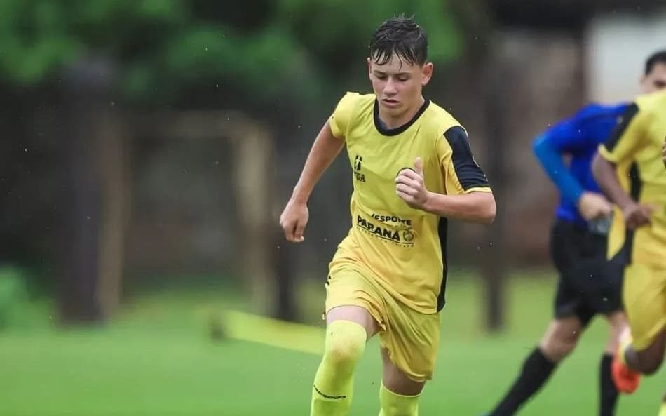 Jovem promissor de 14 anos do FC Cascavel é transferido para o Bahia, mostrando futuro promissor no futebol brasileiro.