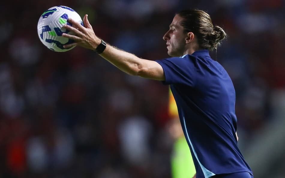 Jogadores de futebol e clubes em destaque durante as movimentações do Mercado da Bola nesta segunda-feira.