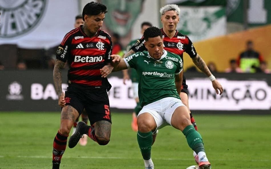 Imagem mostrando partida de futebol entre Palmeiras e Flamengo pelo Brasileirão, destacando a determinação do time do Palmeiras em busca de frear o título do Flamengo.