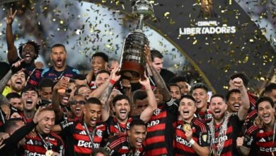 Foto do time do Flamengo comemorando após vencer a quarta Libertadores, consolidando sua supremacia no futebol carioca.