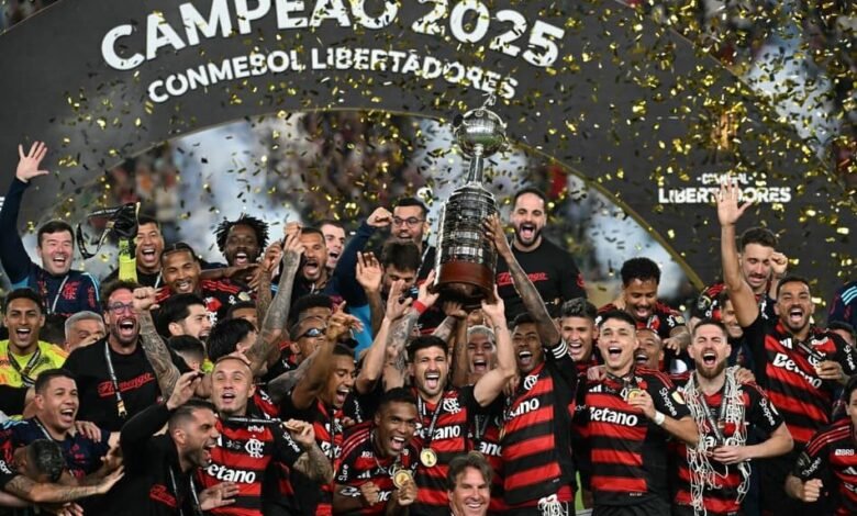 Imagem da final da Libertadores mostrando a ação intensa em campo, capturada por dados exclusivos de desempenho dos jogadores.