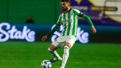 Athletico Paranaense reconsidera investimentos em meio-campistas para a temporada de 2026, buscando fortalecer o time.