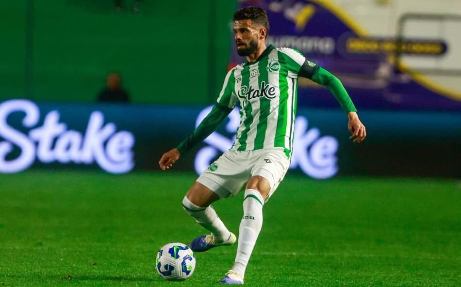 Athletico Paranaense reconsidera investimentos em meio-campistas para a temporada de 2026, buscando fortalecer o time.