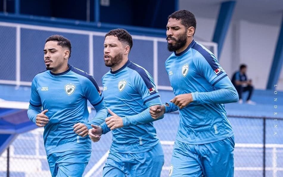 Jogadores do Londrina Esporte Clube durante sessão de treinamento na pré-temporada de 2026, exibindo novos reforços da equipe para o ano.