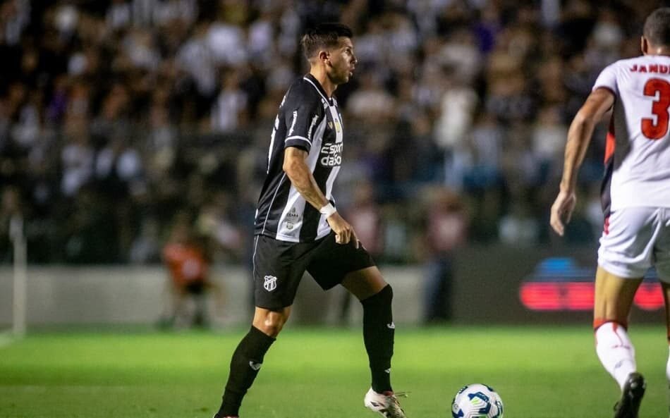 Lucas Mugni se despede do Ceará em uma emocionante mensagem de despedida, ressaltando carinho e apreço pelo clube, intitulada 'Um até logo carinhoso'.