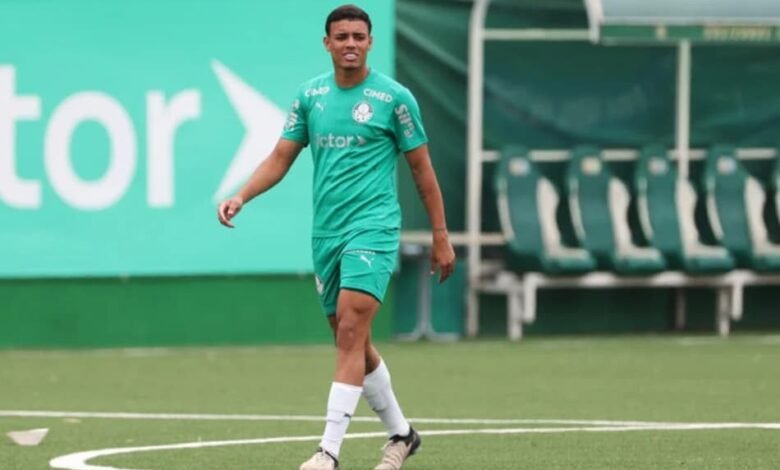 Robson, jogador do Palmeiras, adota nova posição e segue Gómez em preparação para a Copinha.