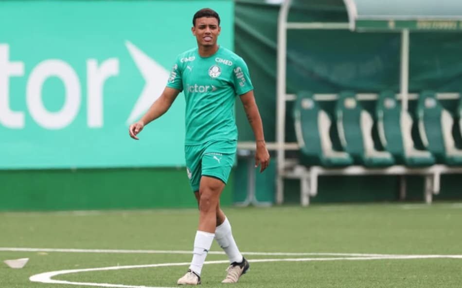 Robson, jogador do Palmeiras, adota nova posição e segue Gómez em preparação para a Copinha.