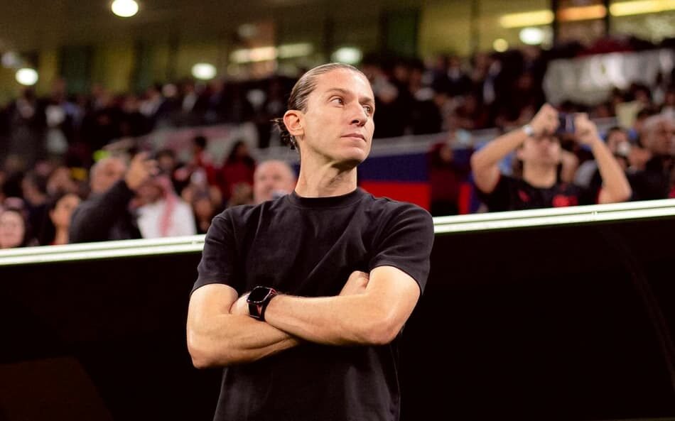 Rafinha expressa seu desejo pela permanência de Filipe Luís no Flamengo e comenta sobre a negociação em andamento com o clube.