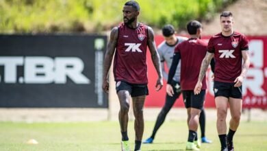 Ramon, lateral do Internacional, enfrenta incertezas sobre sua permanência no clube até 2026, em meio a possíveis transferências.