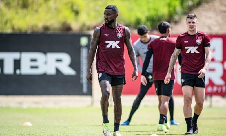 Ramon, lateral do Internacional, enfrenta incertezas sobre sua permanência no clube até 2026, em meio a possíveis transferências.