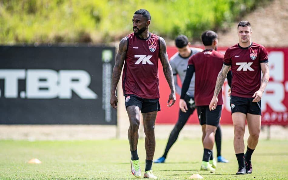 Ramon, lateral do Internacional, enfrenta incertezas sobre sua permanência no clube até 2026, em meio a possíveis transferências.