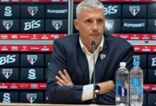Hernán Crespo, treinador do São Paulo, mantém foco no futebol apesar da instabilidade política dentro do clube.