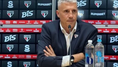 Hernán Crespo, treinador do São Paulo, mantém foco no futebol apesar da instabilidade política dentro do clube.