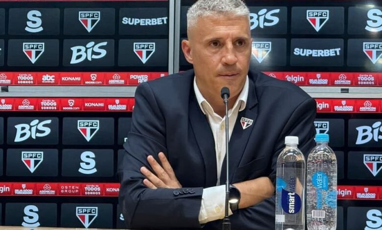 Hernán Crespo, treinador do São Paulo, mantém foco no futebol apesar da instabilidade política dentro do clube.