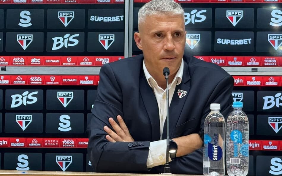 Hernán Crespo, treinador do São Paulo, mantém foco no futebol apesar da instabilidade política dentro do clube.