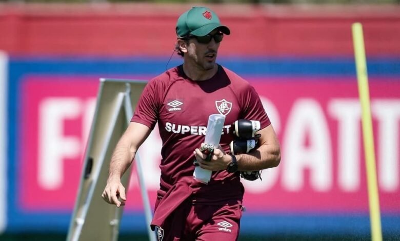 Luis Zubeldía retorna ao Fluminense antes do previsto para iniciar preparativos para a temporada 2026