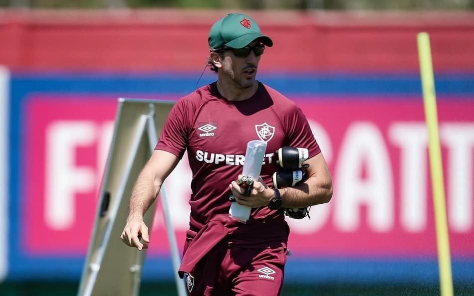 Luis Zubeldía retorna ao Fluminense antes do previsto para iniciar preparativos para a temporada 2026