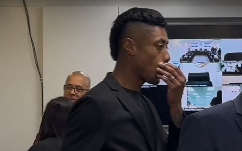 Notícia sobre a defesa de Bruno Henrique contestando ação judicial no Distrito Federal