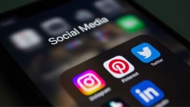 Pessoas desconectando-se dos dispositivos móveis para reduzir o uso de redes sociais e aderir a um detox digital em 2026.