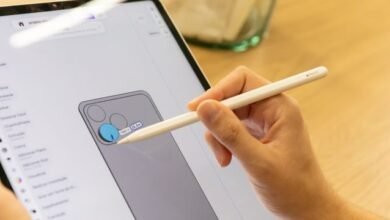 Imagem de uma caneta stylus de alta precisão utilizada em um tablet, destacando a tecnologia de ponta e os benefícios para artistas digitais e profissionais de design.