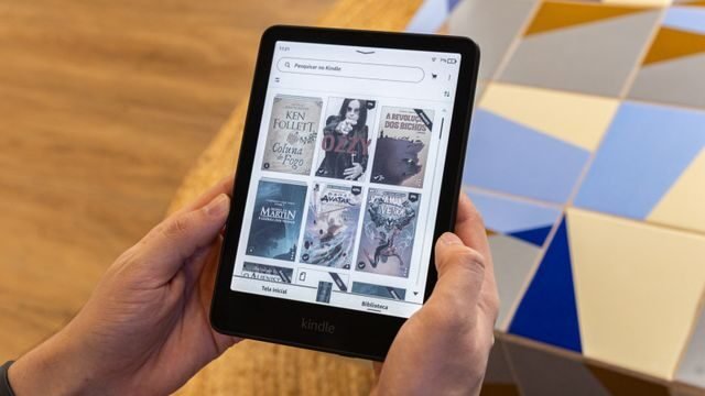 Usuários do Kindle expressam frustração com livros otimizados por SEO na plataforma Amazon, afetando a experiência de leitura.