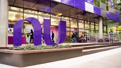 Nubank busca licença bancária no Brasil para expandir operação financeira.