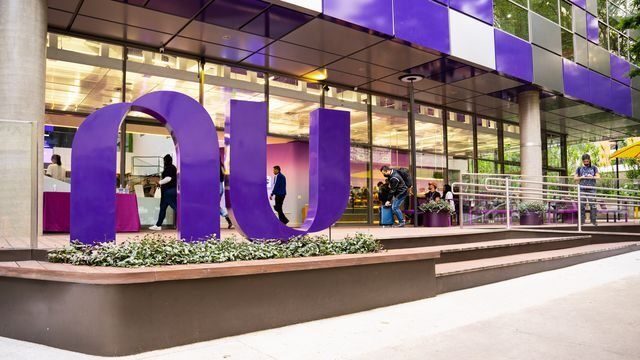 Nubank busca licença bancária no Brasil para expandir operação financeira.