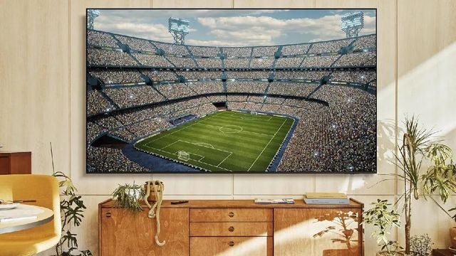 Grande TV de 65 polegadas em destaque durante a Black Friday 2025, simbolizando a crescente popularidade e as tendências de consumo em eletrônicos de grande porte.