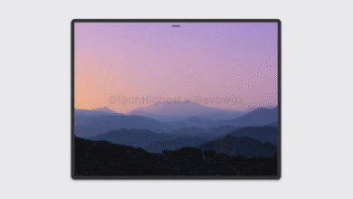 Smartphone Xiaomi tri-dobrável em exibição, destacando sua inovação tecnológica e design avançado, pronto para lançamento em breve.