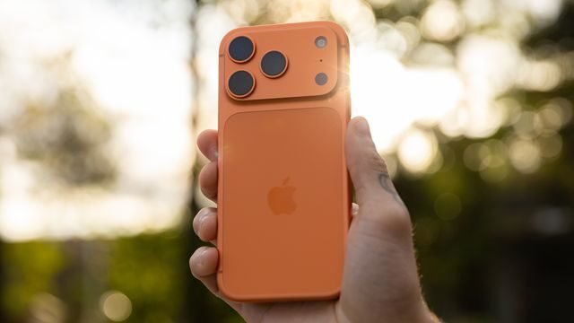 Imagem do iPhone 17 Pro exibindo a interface da câmera, destacando as mudanças após a remoção de uma função popular, refletindo as atualizações mais recentes da Apple.