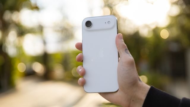 Gráfico mostrando a desvalorização do iPhone Air em quase 50% em dois meses, destacado como o pior desempenho entre os modelos de iPhones.