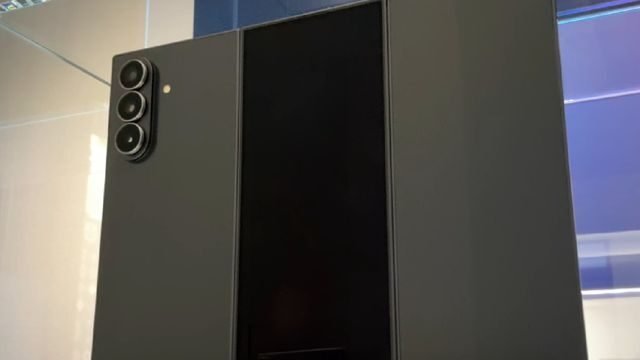 Imagem do Samsung Galaxy Z TriFold, um smartphone revolucionário com mecanismo de dobra tripla.
