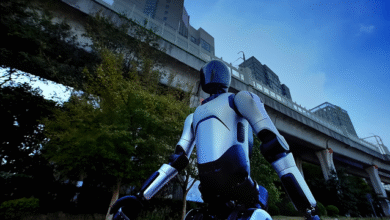 Robô chinês inovador caminha 106 km com sistema de troca de baterias revolucionário