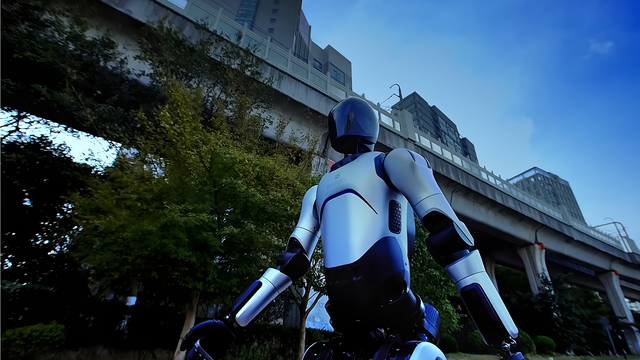 Robô chinês inovador caminha 106 km com sistema de troca de baterias revolucionário