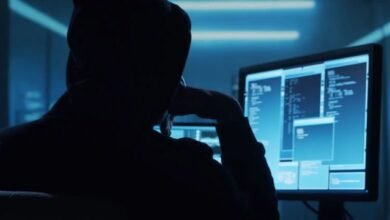 Ilustração de um ataque DDoS afetando sites de deputados relacionados ao Projeto de Lei Antiaborto, destacando os impactos negativos na acessibilidade e funcionamento dos sites governamentais.