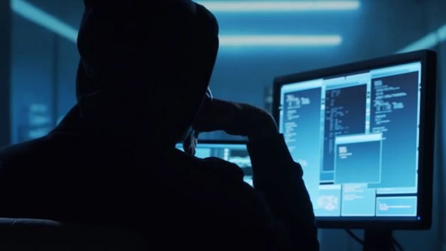 Ilustração de um ataque DDoS afetando sites de deputados relacionados ao Projeto de Lei Antiaborto, destacando os impactos negativos na acessibilidade e funcionamento dos sites governamentais.