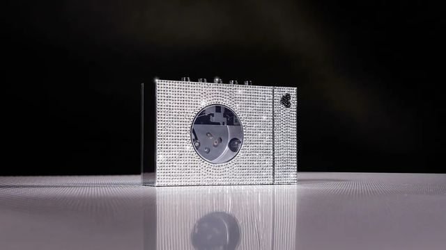 Edição especial do Sony Walkman decorada com cristais, apresentando tecnologia de ponta.