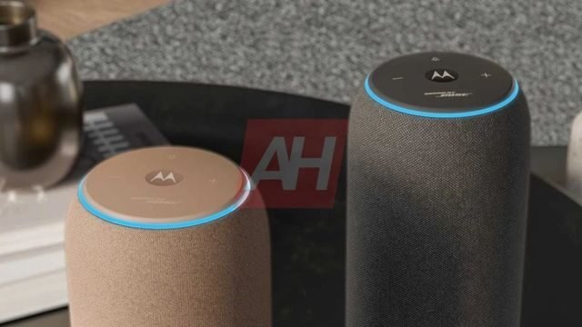 Imagens de novo alto-falante inteligente da Motorola em parceria com Bose, destacando design moderno e tecnologia de som avançada.