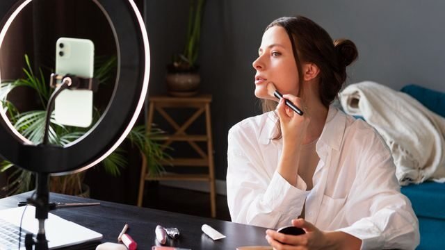 Cinco inovações tecnológicas de beleza que prometem revolucionar sua rotina, apresentando avanços inusitados e eficazes para cuidados pessoais.