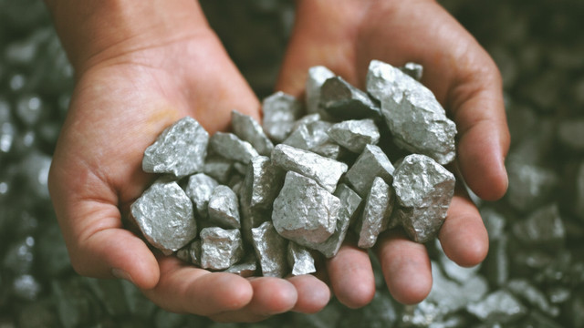 Primeira bateria de nióbio desenvolvida pela USP, destacando o avanço tecnológico brasileiro na área de energia.