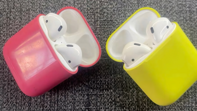 Protótipos de AirPods da Apple em cores vibrantes revelam planos de diversificação estética.
