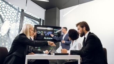 Profissionais brasileiros de tecnologia trabalhando em empresas internacionais, destacando o crescimento das contratações no setor.