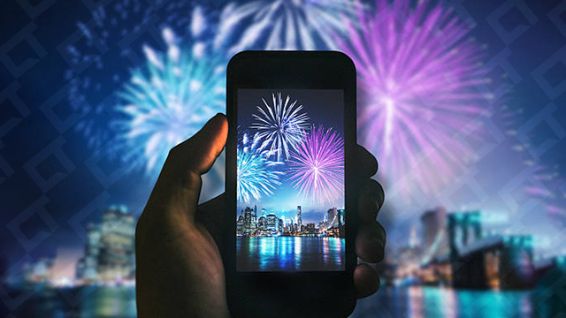 Dicas para capturar fotos incríveis na virada do Ano Novo com fogos de artifício iluminando o céu noturno e pessoas comemorando ao fundo.