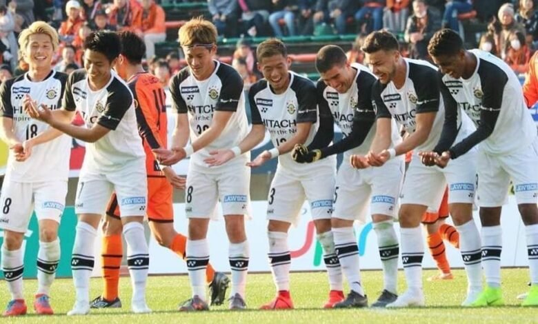 Foto mostrando um emocionante jogo de futebol entre clubes estrangeiros na Copa São Paulo de Futebol Júnior, destacando a presença internacional no torneio juvenil no Brasil.